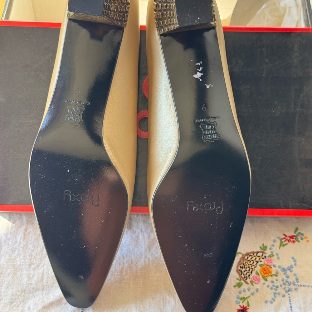 Vintage Proxy Women's Gold Flats - Picture 4 of 5